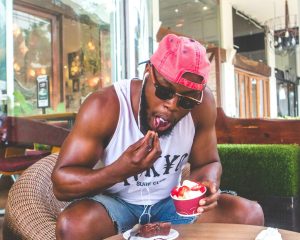Hombre comiendo un helado, disfruta del momento en un espacio público