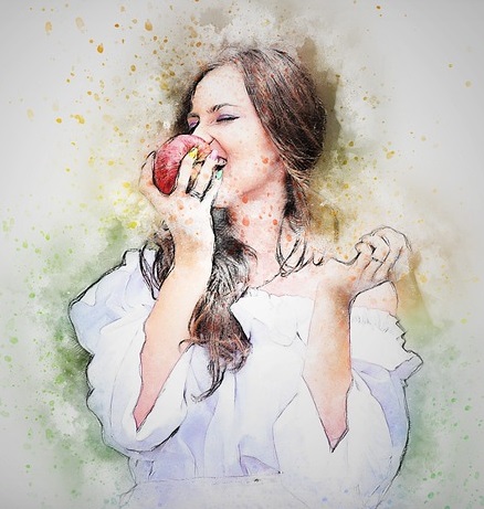 Mujer comiendo una manzana roja, disfruta las emociones que esto le genera